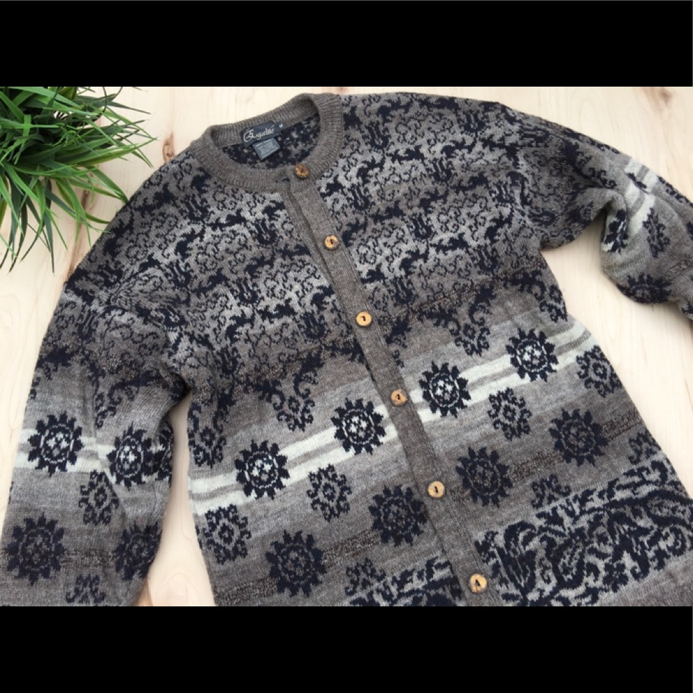 Egalite women’s  Vintage 💯% wool button up sweater